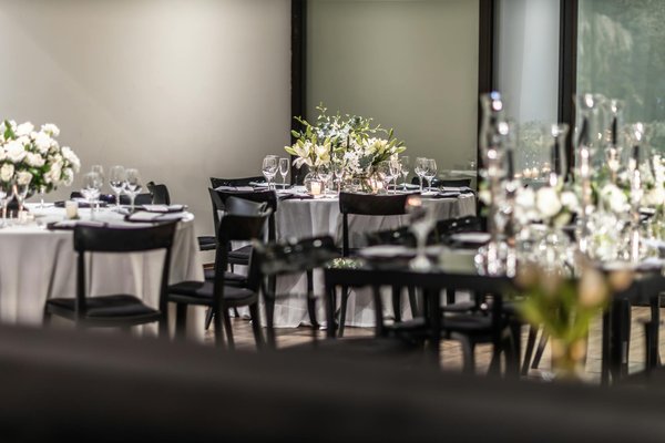 Comment organiser un mariage et une lune de miel à petit budget?